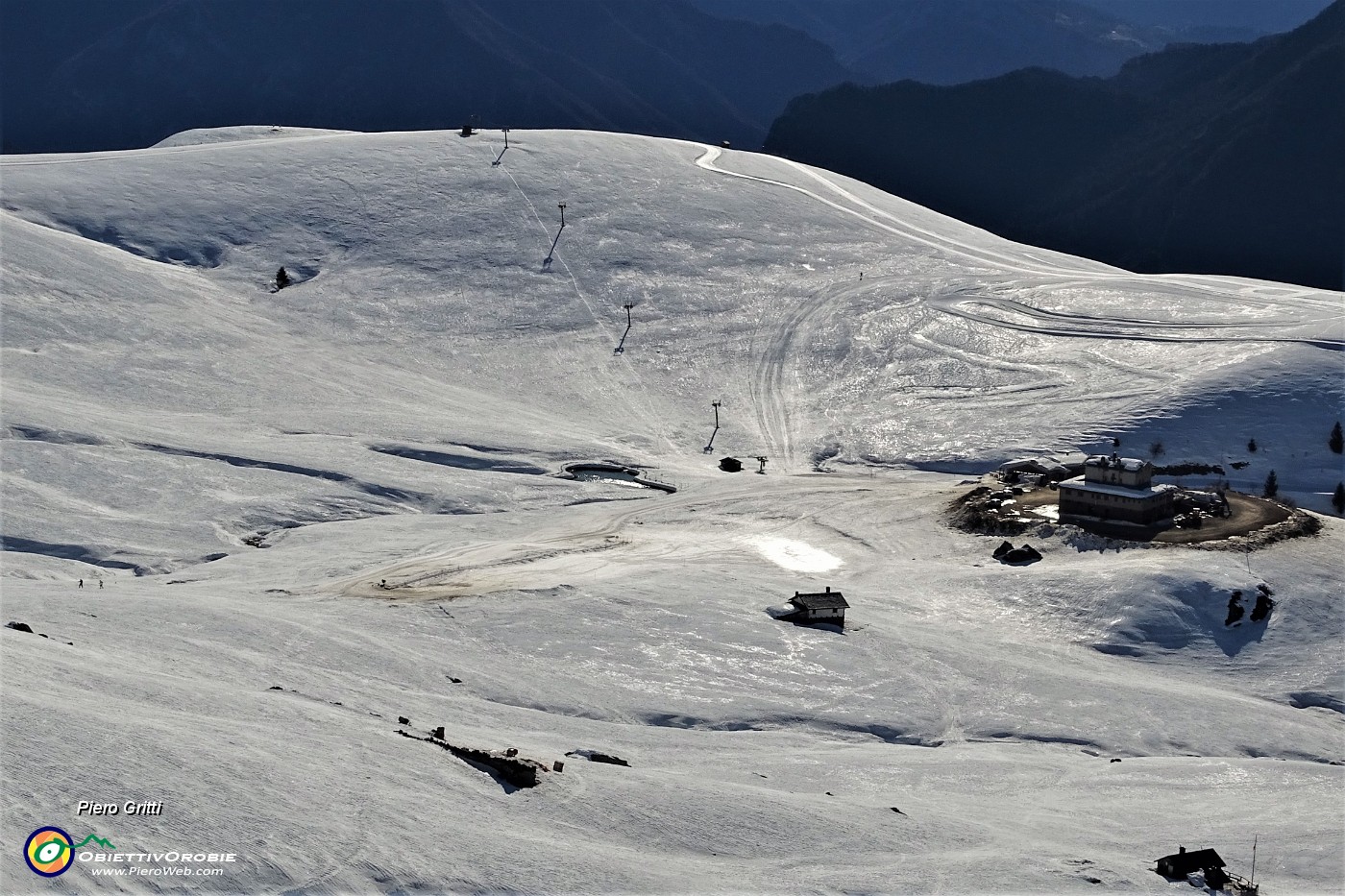 16 Bella vista sui Piani dell'Avaro ben innevati.JPG